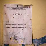 ...presenta su una parete un avviso datato 1998, ultimo anno scolastico del Nautico